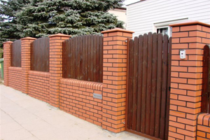 Забор, с основой с столбами из кирпича Engels